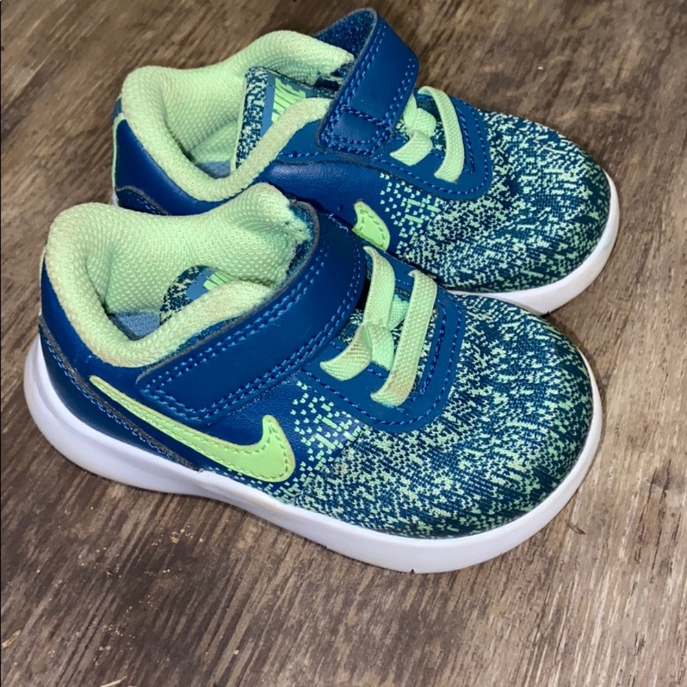 Baby size 5 Nike flex contact
